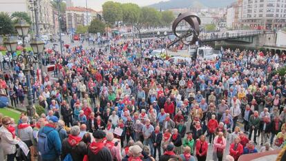 Concentración de los pensionistas vizcaínos junto al Ayuntamiento de Bilbao.