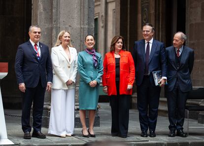 Claudia Sheinbaum y el secretario de economía, Marcelo Ebrard, con empresarios de Estados Unidos, el 15 de octubre.