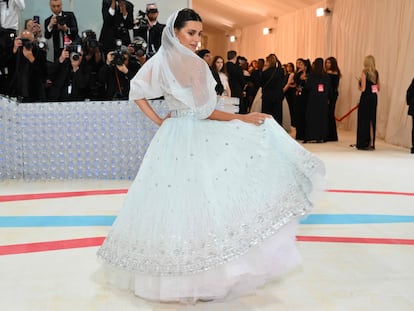 Spanish actress Penelope Cruz arrives for the 2023 Met Gala at the Metropolitan Museum of Art on May 1, 2023, in New York. - The Gala raises money for the Metropolitan Museum of Art's Costume Institute. The Gala's 2023 theme is �Karl Lagerfeld: A Line of Beauty.� (Photo by Angela WEISS / AFP)
