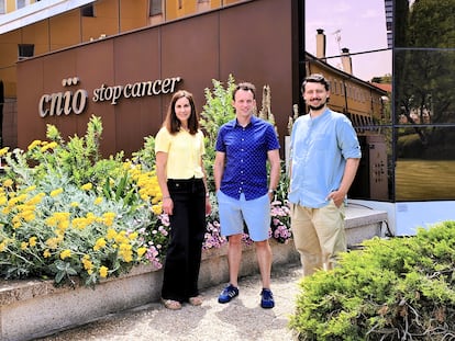 Desde la izquierda, Bárbara Hernando, Geoff Macintyre, y Joe Sneath Thompson, investigadores del Centro Nacional de Investigaciones Oncológicas y coautores del estudio.