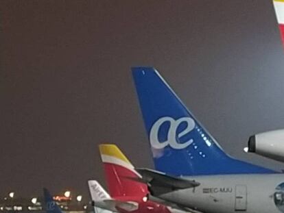 Aviones de Iberia y Air Europa estacionados en el aeropuerto de Madrid-Barajas.