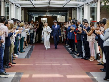 Miembros del Gobierno regional madrile&ntilde;o aplauden a la presidenta, Cristina Cifuentes, a su llegada para su comparecencia en la comisi&oacute;n de investigaci&oacute;n por corrupci&oacute;n de la Asamblea de Madrid.