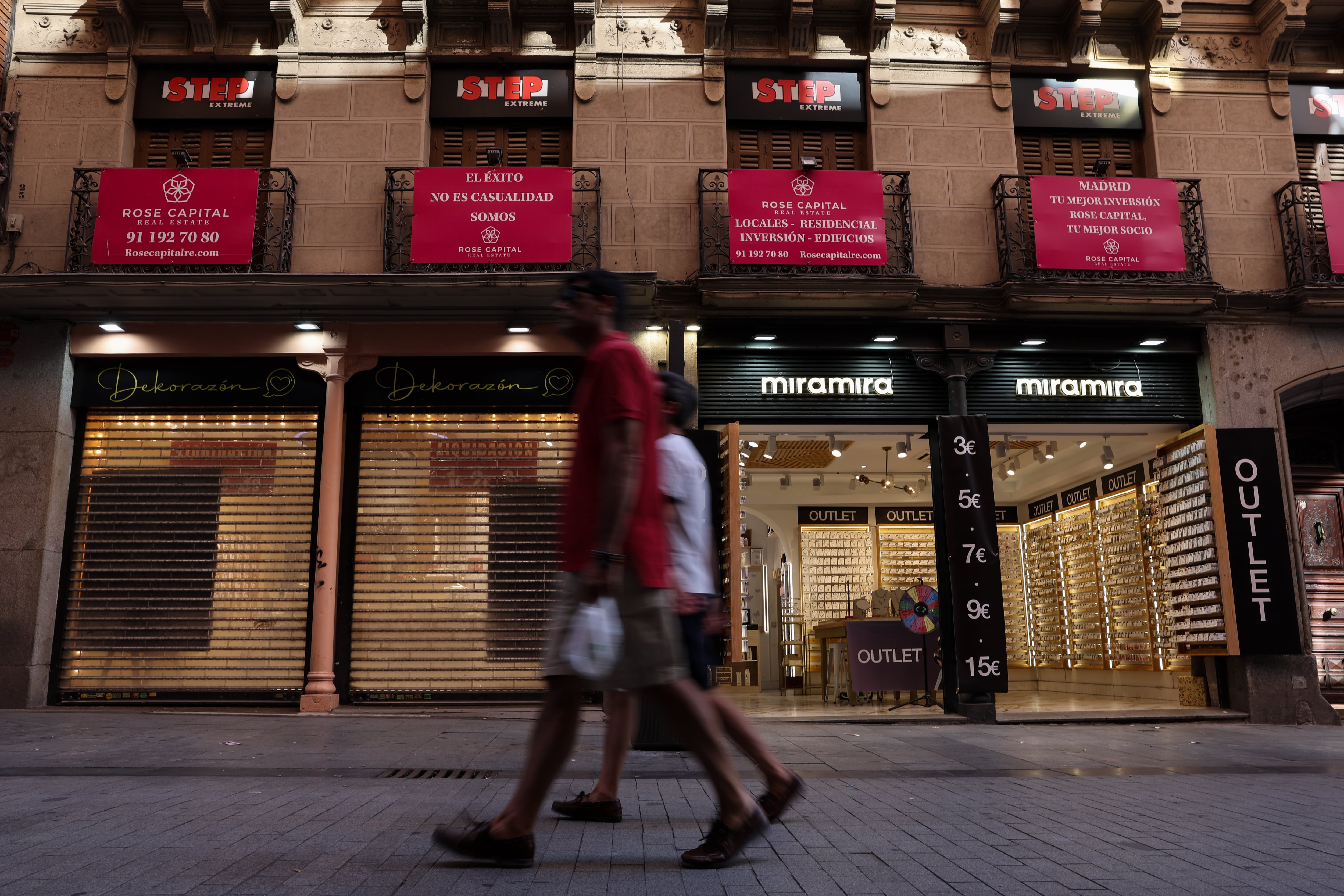 Los nuevos dueños de la Puerta del Sol son chinos y venden bisutería: “Tenemos menos miedo al riesgo”