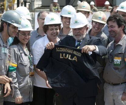 Luiz Inácio Lula da Silva y Dilma Rousseff (de blanco), el miércoles, en una planta de Petrobras en São Paulo.