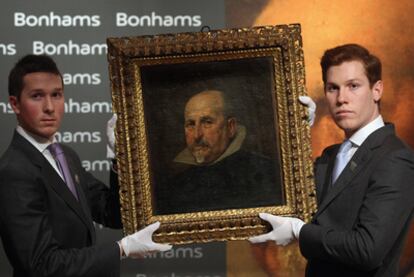 Dos empleados de Bonhams sostienen el cuadro de Velázquez subastado ayer en Londres.