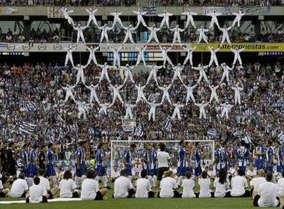 Los jugadores del Espanyol salen al campo durante un momento de la inauguración.