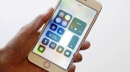 El nuevo Centro de Control de iOS 11 en un iPhone 8 Plus.