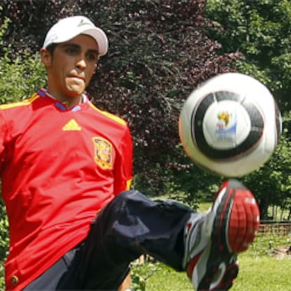 Alberto Contador juguetea ayer con un balón y la camiseta de la selección española en la localidad de Morzine.