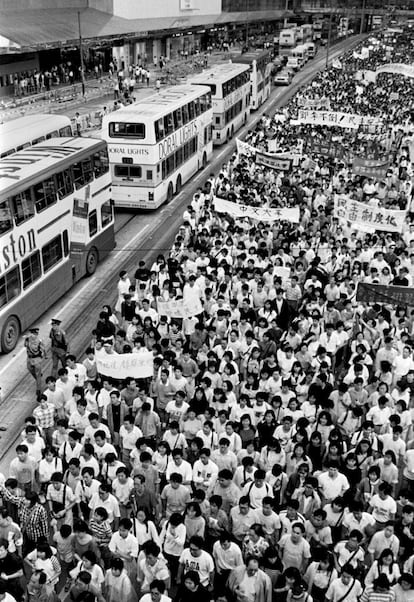 El 2 de junio de 1989, miles de manifestantes marchan por el distrito financiero de Hong Kong pidiendo la democracia en China, tan solo dos días antes de la matanza de Tiananmen.