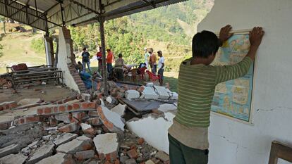 Miles de niños no podrán regresar a la escuela en mucho tiempo. El terremoto ha destruido alrededor de 28.570 clases en todo el país. Otras 12.440 clases requieren algún tipo de reforma. En la fotografía, los restos de la escuela de Tamang Guaun.