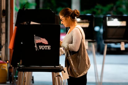 Una mujer vota en Florida, este martes.