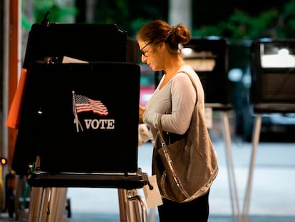 Una mujer vota en Florida, este martes.