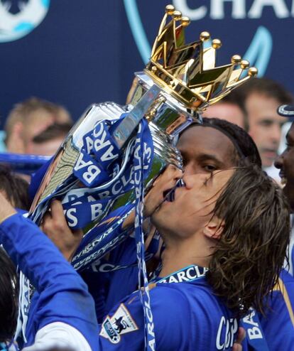 El jugador del Chelsea, Hernan Crespo, besa el trofeo de campeón de la Liga inglesa tras derrotar al Manchester United.