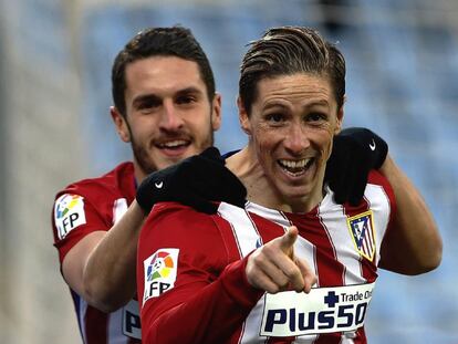 Torres celebra su gol al Getafe con Koke.