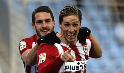 Torres celebra su gol al Getafe con Koke.