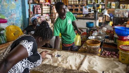 Tienda de comestibles en el mercado de Sor, Saint Louis (Senegal).