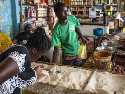 Tienda de comestibles en el mercado de Sor, Saint Louis (Senegal).