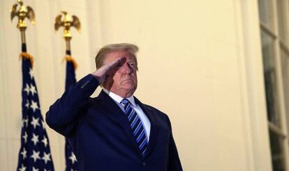 Donald Trump fa la salutació militar des del balcó de la Casa Blanca, el passat 5 d'octubre.