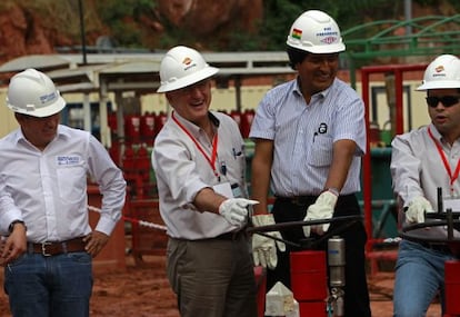 El presidente de Bolivia, Evo Morales y el de Repsol, Antonio Brufau