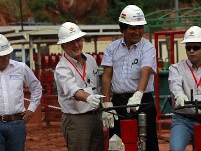 O presidente da Bolívia, Evo Morales e o da Repsol, Antonio Brufau.