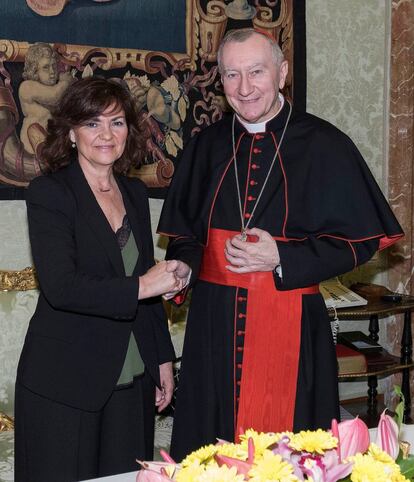 La vicepresidenta Carmen Calvo y el secretario de Estado vaticano, Pietro Parolin, el lunes en Roma.