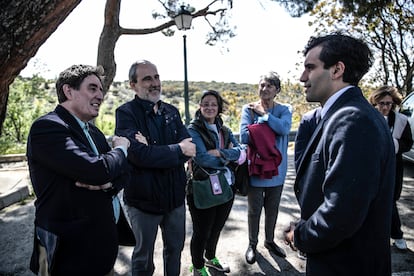 El poeta Luis García Montero (izquierda), viudo de Almudena Grandes, durante su visita el jueves al rodaje de la serie basada en la novela de la escritora 'Los pacientes del doctor García'.