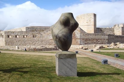 La escultura 'Courseulles' (1964-68), bronce situado delante del castillo de Zamora.