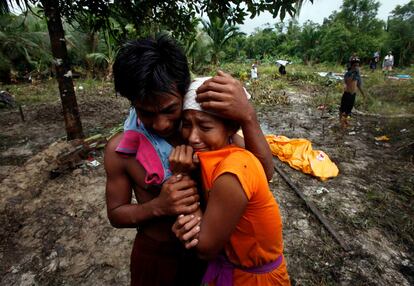 Markus abraza a su hermana Lisna después de identificar el cuerpo de su madre entre las víctimas del el tsunami que azotó las islas indonesias de Mentawai.