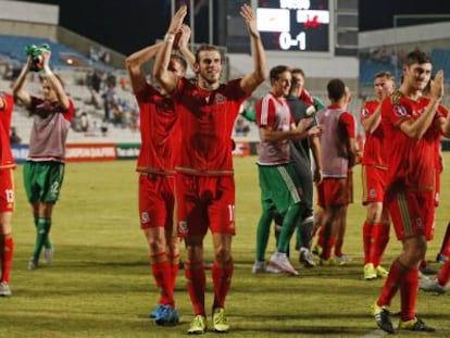 Bale, en el centro, celebra con Gales el triunfo ante Chipre.