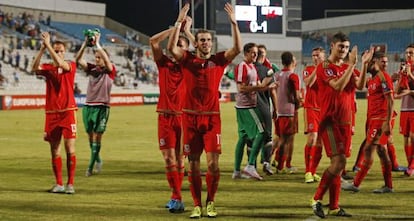 Bale, en el centro, celebra con Gales el triunfo ante Chipre.