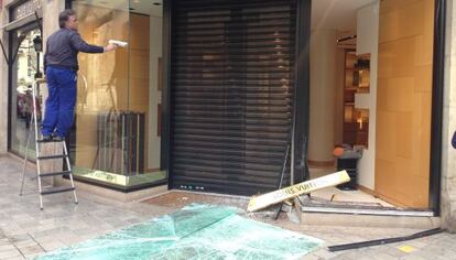 Zona del escaparate de Louis Vuitton afectado por el robo.