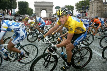 Lance Armstrong, en los Campos Elíseos, durante la última etapa del Tour de 2005.