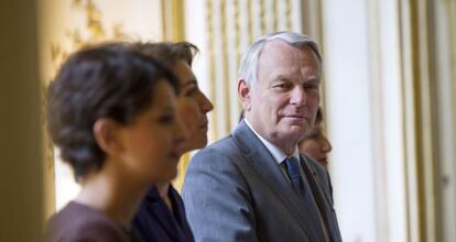 Jean-Marc Ayrault explica la reforma de la pol&iacute;tica familiar este lunes en Par&iacute;s en presencia de varias de sus ministras.