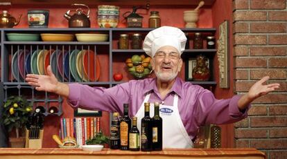 Art Ginsburg, conocido como Mr. Food, durante la grabación de su programa.