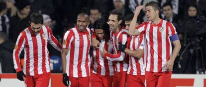 Los jugadores del Atlético celebran el gol de Falcao.