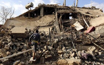 Un edificio destruido por un bombardeo saudí en Sana'a, Yemen.