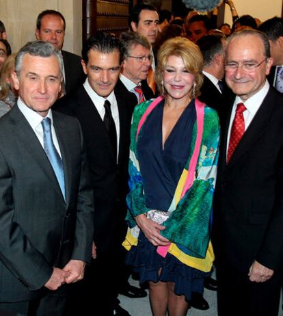 Carmen Thyssen-Bornemisza, el alcalde del Málaga, Francisco de la Torre Prados, el consejero andaluz de Cultura, Paulino Plata, y el actor Antonio Banderas (2i), a su llegada a la inauguración del nuevo Museo Carmen Thyssen Málaga.