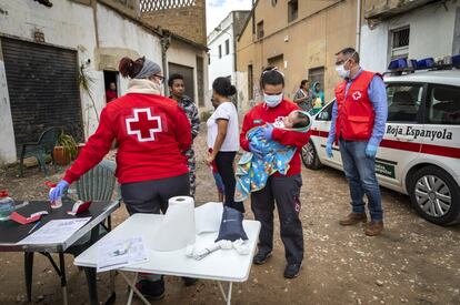 Unas 600 personas que habitan infraviviendas en Valencia sobreviven a la cuarentena gracias a la comida y la asistencia de un programa municipal que reciben de la Cruz Roja.