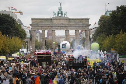 Manifestación contra el cambio climático a su paso por la Puerta de Brandeburgo en Berlín.
