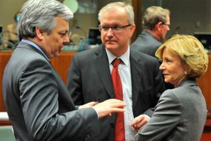 Elena Salgado conversa con el comisario Olli Rehn (centro) y el ministro belga Didier Reynders el pasado 9 de mayo en Bruselas.