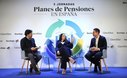 De izquierda a derecha: moderando, Miguel Moreno Mendieta, redactor de la sección financiera de EL PAÍS; María Jesús Jiménez, socia de NTT Data y responsable de Banking Financial Services en Europa y Latinoamérica; y Víctor Royo, director de negocios de pagos y financiación al consumo de Ibercaja.