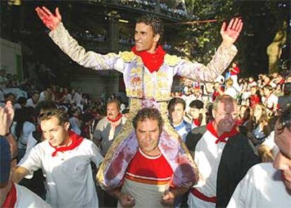 Matías Tejela sale a hombros ayer de la plaza de Pamplona.