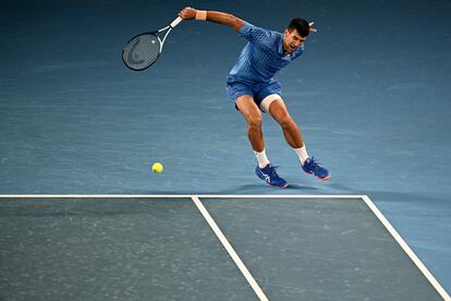 Djokovic devuelve la pelota durante el partido ante Dimitrov.