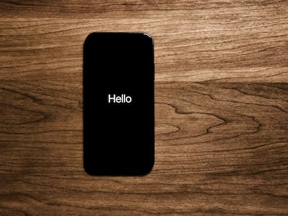 iPhone de Apple encendido y encima de una mesa