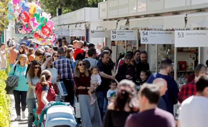 Asistentes a la feria del libro en Valencia.