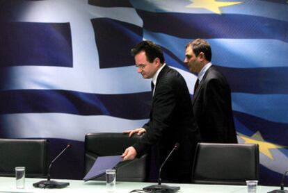 El ministro de Economía griego, Giorgios Papaconstantinos, durante la presentación de las nuevas medidas fiscales del Gobierno, este lunes en Atenas