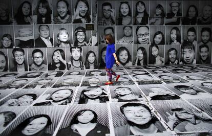 Proyecto 'Inside Out' del artista francés JR que ha retratado a lugareños y turistas de Xintiandi y ha empapelado los suelos y paredes de Lakeside Road en la ciudad china.