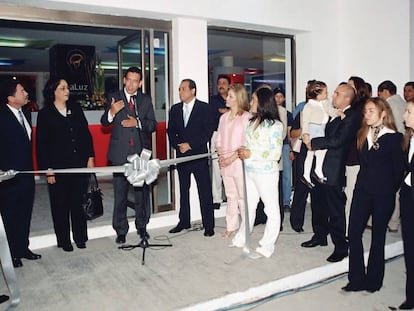 Humberto Moreira, exgobernador de Coahuila, con el micro. A su izquierda, el Mono Muñoz. Año 2005.