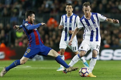 Messi disputa un balón con el centrocampista de la Real Sociedad David Zurutuza.
