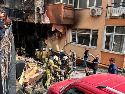Bomberos trabajan este martes en el incendio que asoló la discoteca Masquerade de Estambul.